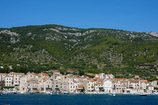 Komiza クロアチア 2018 Komiza 世紀石造り町家ハムの丘の麓に の島の西海岸にクロアチアの町 — ストック写真