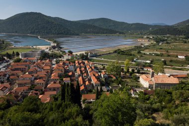 13. yüzyılda kurulan ve hala geleneksel bir şekilde deniz tuzu hasat Ston, Hırvatistan, saltworks.