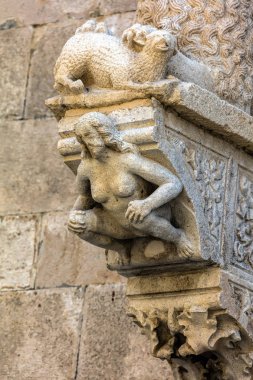 Cathedral St. Mark Korcula, Hırvatistan, 1412 Bonino da Milano tarafından inşa portal avını ve Eve küçük bir rakam kocaman bir aslan gibi tipik Romanesk motifler içerir