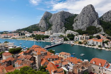 Omis, bir küçük kasaba ve Hırvatistan'daki Cetina Nehri'nin ağzında limanda