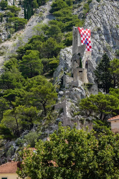 克罗地亚奥米斯 2018年7月28日 13世纪的堡垒米拉贝拉在奥马米镇 克罗地亚 覆盖着一个巨大的球衣克罗地亚国家足球队的球员伊万佩里西奇 谁出生在奥米斯 — 图库照片