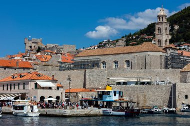 Dubrovnik, Hırvatistan, 29 Temmuz 2018: The Dubrovnik eski kasaba Harbor dünyanın her yerinden gelen filo ticareti kasaba 15. yüzyıl sur ve Dubrovnik için bir merkez olarak hareket bir kez bir parçası olduğunu.