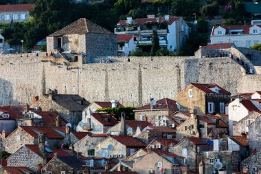 Dubrovnik, Hırvatistan, 31 Temmuz 2018: Dubrovnik şehir surları, en iyi dünya ve kentin ana iddia şöhret. Tüm eski şehir bir taş bariyer 2 km uzun ve 25 m içinde yüksek kontrol altına alındı.