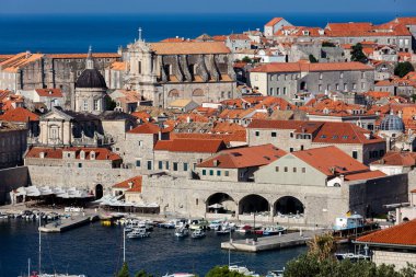 Dubrovnik, Hırvatistan, 29 Temmuz 2018: The Dubrovnik eski kasaba Harbor dünyanın her yerinden gelen filo ticareti kasaba 15. yüzyıl sur ve Dubrovnik için bir merkez olarak hareket bir kez bir parçası olduğunu.