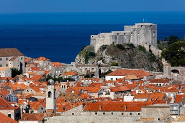 Ortaçağ Kalesi Lovrijenac aka Fort Lawrence Dobruca, Hırvatistan, 1667 depremden sonra yeniden inşa edildi. Kale Dubrovnik'in turistik konumlar biridir.