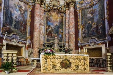 Dobruca, Hırvatistan, 31 Temmuz 2018: Dubrovnik, Hırvatistan Loyola kilise St Ignatius ana sunak muhteşem fresklerle Kilisesi'nin kurucusu St Ignatius hayattan sahneler gösteriyor.