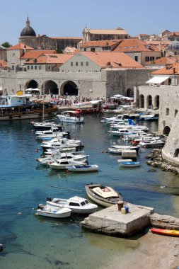 Dubrovnik, Hırvatistan, 29 Temmuz 2018: The Dubrovnik eski kasaba Harbor dünyanın her yerinden gelen filo ticareti kasaba 15. yüzyıl sur ve Dubrovnik için bir merkez olarak hareket bir kez bir parçası olduğunu.