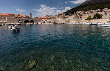 Dubrovnik, Hırvatistan, 29 Temmuz 2018: The Dubrovnik eski kasaba Harbor bir kasaba 15. yüzyıl sur ve dünyanın her yerinden gelen filo ticaret Dubrovniks için bir hub hareket bir parçasıdır.