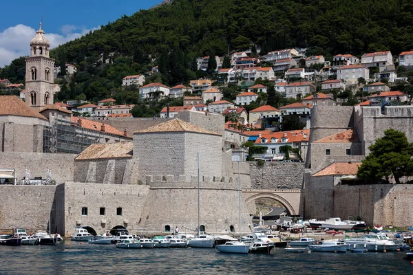 ドブロブニク クロアチア 2018 ドゥブロヴニク旧市街港はドブロブニクのハブとしての行動したら町 世紀の要塞の一部世界中から艦隊を取引 — ストック写真