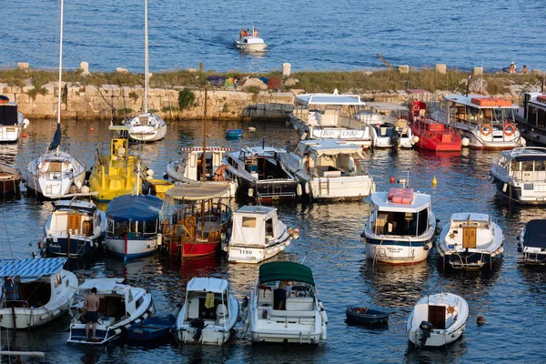 克罗地亚杜布罗夫尼克 2018年7月29日 杜布罗夫尼克老城港的当地渔船和游船 — 图库照片