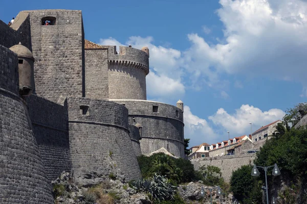 ドゥブロヴニク城壁 最高級の世界で名声を市内の主な主張です 高い石造り壁 の内で含まれていた全体の旧市街 — ストック写真