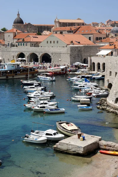 ドブロブニク クロアチア 2018 ドゥブロヴニク旧市街港はドブロブニクのハブとしての行動したら町 世紀の要塞の一部世界中から艦隊を取引 — ストック写真