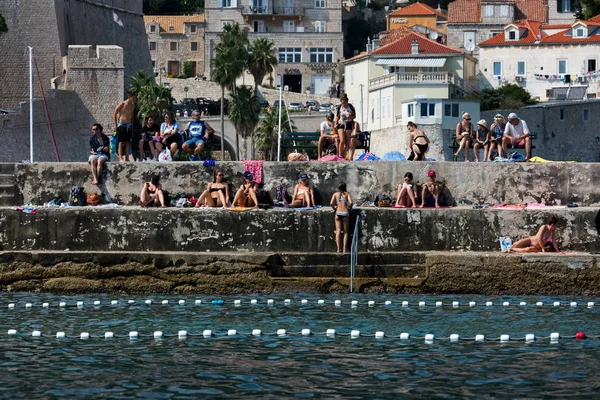 Dubrovnik Croația Iulie 2018 Turiștii Localnicii Fac Plajă Cheiul Fortului — Fotografie, imagine de stoc