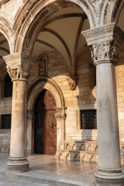 16. yüzyıl Sponza Sarayı Dobruca, Hırvatistan, 1516 ve Paskoje Milicevic Mihov tarafından 1522 arasında karışık bir Gotik ve Rönesans tarzında inşa edilmiş.