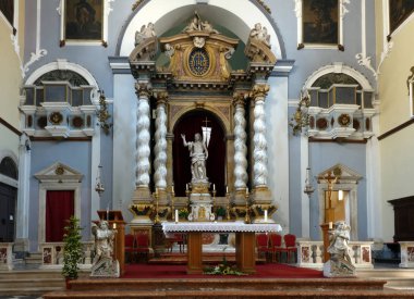 Dubrovnik, Hırvatistan, 29 Temmuz 2018: 1713 yılında heykeltraş Celia Ancona üzerinden yarattığı dirilen İsa heykeli Fransisken kilisesi ve Manastırı Dubrovnik, Hırvatistan ana altar.