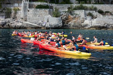 Dubrovnik, Hırvatistan, 31 Temmuz 2018: Kayak Dubrovnik ziyaret turistler arasında çok popüler olan.