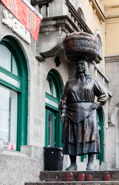 農民市場の女性の銅像が青空市場などの市場 ザグレブ クロアチアで最大かつ最も有名な農民市場での Kumica Barica と呼ばれるザグレブ クロアチア 2018 — ストック写真