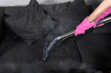 Lastik eldiven koltuk elektrikli süpürge ve sıcak buhar ile temizlik bizzat kadeh kırpılmış 