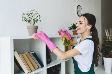 gülümseyen genç kadın ofiste raflar Temizleme lastik eldiven