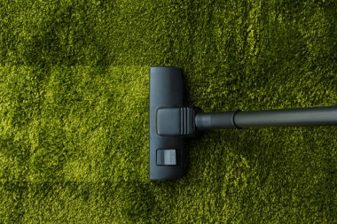 Elektrikli süpürge yeşil halı yıkama üstten görünüm 