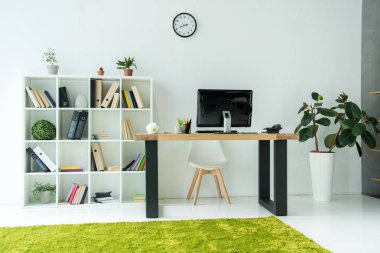 modern ofis iç tablo ve Kitaplar bilgisayar monitöründe raflarda klasörlerle ile