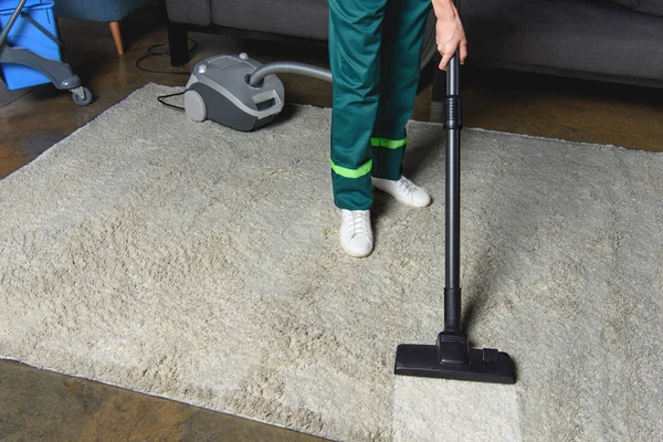 Hoge Hoekmening Van Professionele Reiniger Met Behulp Van Stofzuiger Witte — Stockfoto