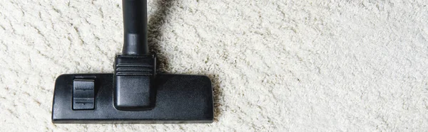 Beyaz halı ve elektrikli süpürge, yakından görmek üstten görünüm
