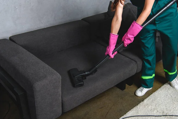 橡胶手套的高角度看真空吸尘器清洗家具 — 图库照片