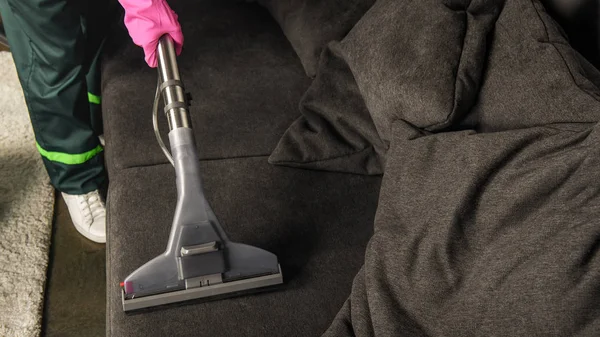 Sebagian Tampilan Orang Sarung Tangan Karet Membersihkan Sofa Dengan Vacuum — Stok Foto
