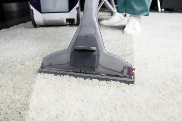 Plan Recadré Personne Nettoyage Tapis Blanc Avec Aspirateur Professionnel — Photo