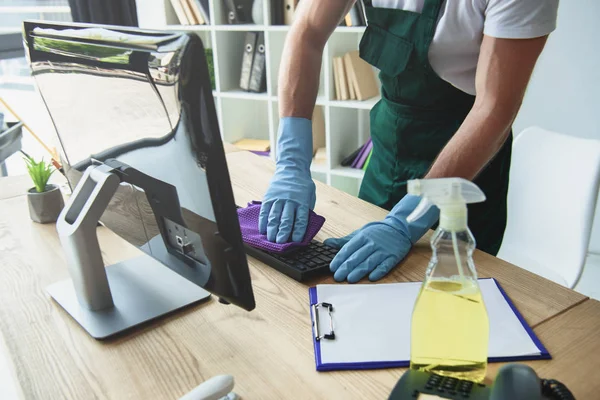 Cropped Shot Professional Cleaner Rubber Gloves Cleaning Computer Keyboard Office — Stock Photo, Image