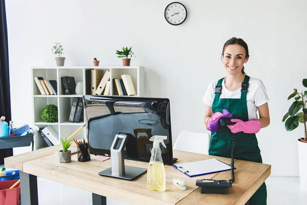 Mooie Jonge Professionele Reiniger Glimlachend Camera Tijdens Het Schoonmaken Van — Stockfoto