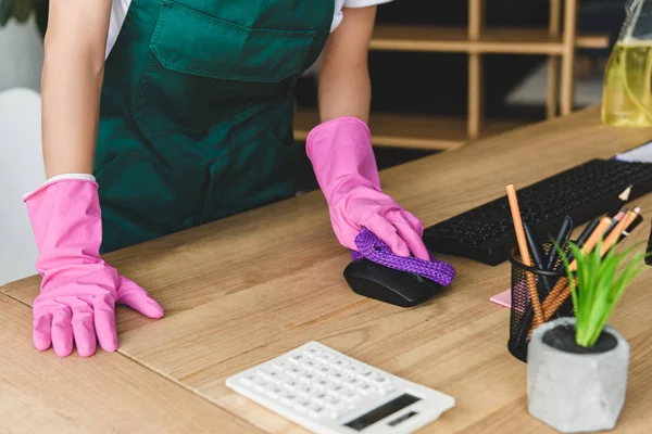 Tiro Recortado Mulher Luvas Borracha Limpeza Mesa Escritório — Fotografia de Stock