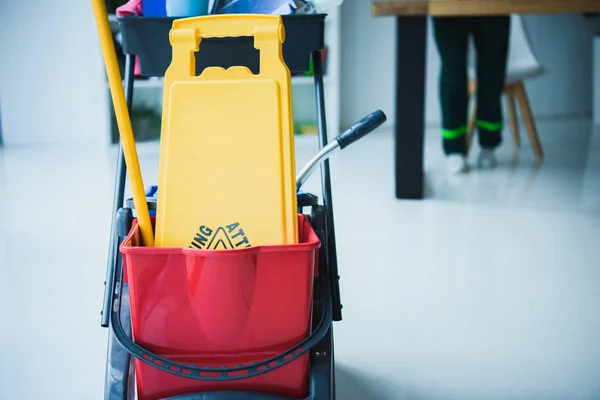 temizlik malzemeleri ve işareti dikkat ile kova yakından görmek