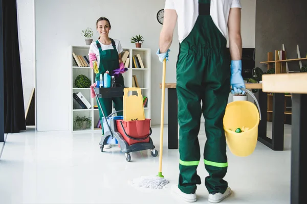 Schnappschuss Junger Reinigungskräfte Mit Verschiedenen Reinigungsgeräten Büro — Stockfoto