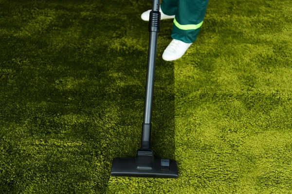 Baixa Seção Pessoa Limpeza Tapete Verde Com Aspirador — Fotografia de Stock