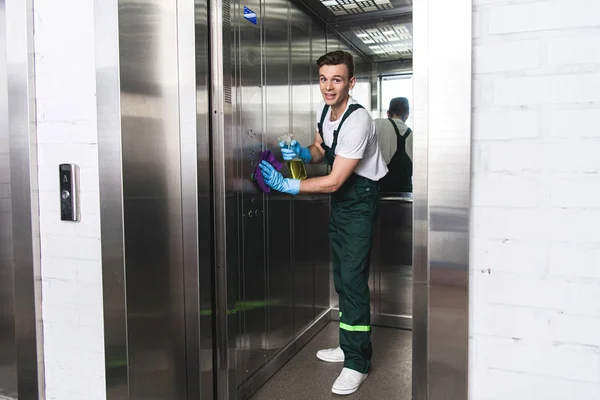 Beau Jeune Homme Nettoyage Ascenseur Sourire Caméra — Photo