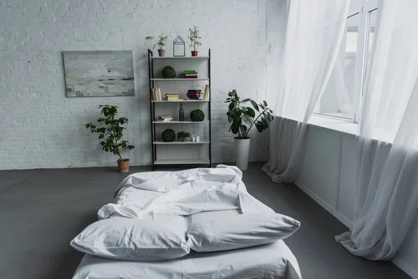 Modernes Interieur Des Schlafzimmers Mit Regal Pflanzen Bett Ziegelwand Und — Stockfoto