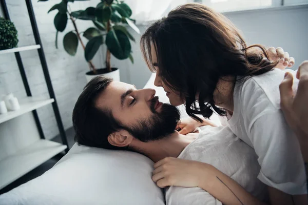 Jeune Couple Regardant Embrassant Alors Était Couché Maison — Photo