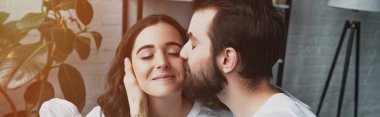 Sakallı yakışıklı güzel gülümseyen kadın evde öpüşme