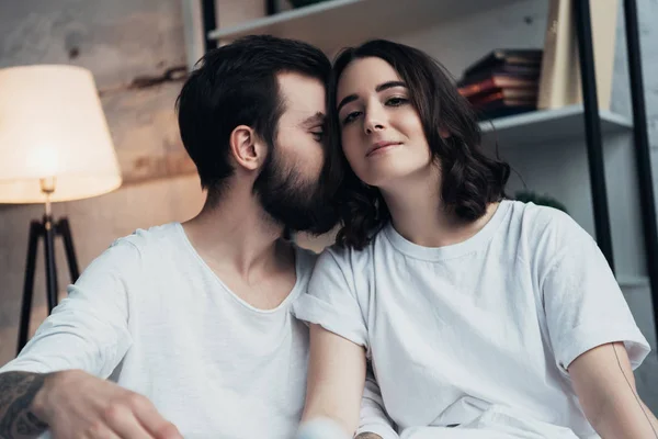 Beau Jeune Couple Romantique Pyjama Maison Lit — Photo