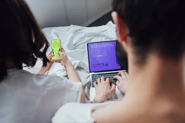 침대에 그리고 디지털 디바이스를 화면에 온라인 쇼핑의 — 스톡 사진