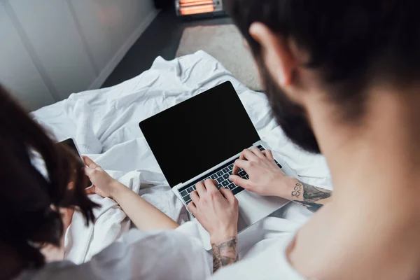 Вид Ззаду Пари Лежить Ліжку Використовує Ноутбук Порожнім Екраном Вдома — стокове фото