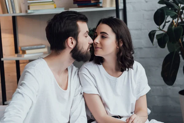 Güzel Romantik Genç Çift Birbirine Evde Yatakta Bakarak — Stok fotoğraf