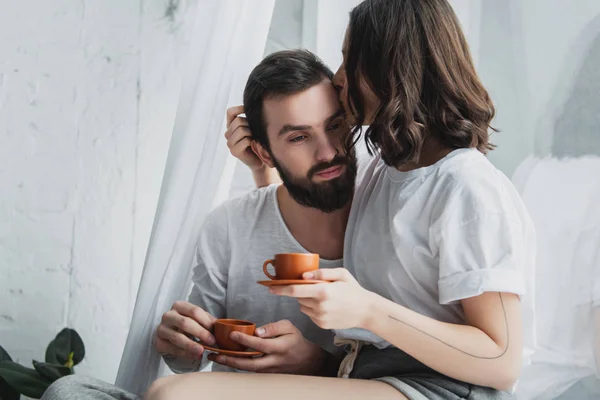 Gyönyörű Fiatal Pár Csókolózás Miközben Kávét Otthon Reggel — Stock Fotó