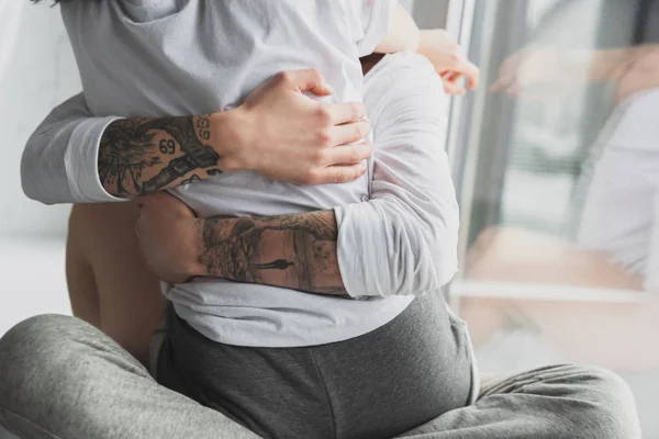 Vista Recortada Del Hombre Tatuado Abrazando Apasionadamente Mujer Casa —  Fotos de Stock