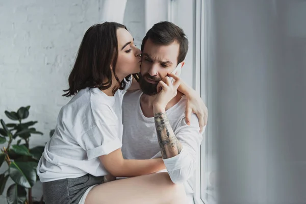 Kissing Férfi Beszél Okostelefon Otthon Gyönyörű — Stock Fotó