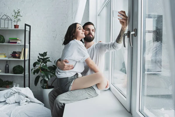 Beautiful Young Couple Taking Selfie Smartphone Home — Stock Photo, Image