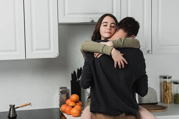 Hermosa Joven Pareja Abrazando Kithchen Durante Desayuno —  Fotos de Stock