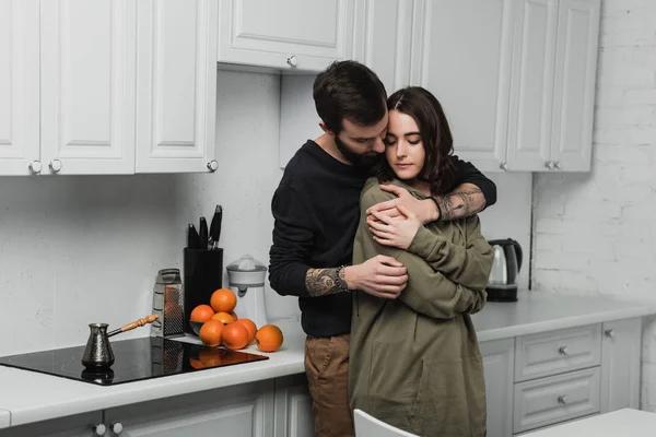 Mooie Jonge Paar Omarmen Kithchen Tijdens Het Ontbijt — Stockfoto